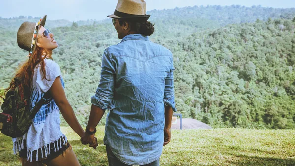 Amante casal mulher e homem asiático viagem natureza. Descontrai. Parque natural na Montanha. Tailândia — Fotografia de Stock