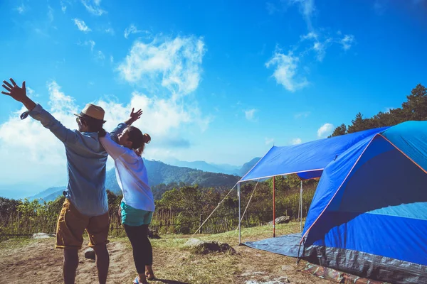 Amante casal mulheres e homens asiáticos viajar relaxar acampar no feriado. Na Montanha.Tailândia — Fotografia de Stock