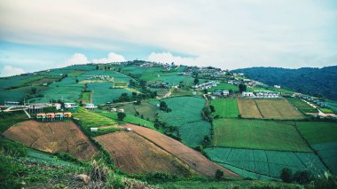 Dağ manzaralı köy vadide sabah Asya Tropikal. Phutubberk Tayland