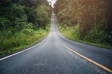 Peyzaj yol asfalt yol Kırsal Yol Kenarı Görünümü Dağ Manzarası. Karayolu taşımacılığı