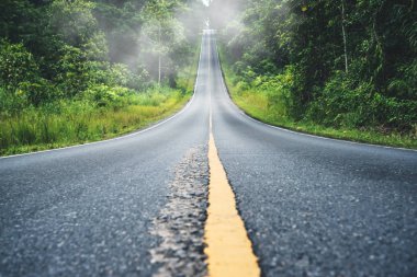 Peyzaj yol asfalt yol Kırsal Yol Kenarı Görünümü Dağ Manzarası. Karayolu taşımacılığı