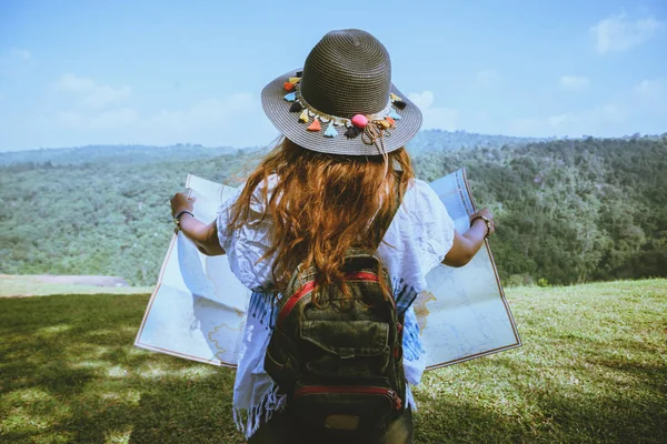 Mujer asiática viajar relajarse en las vacaciones. Stand toque natural campo de montaña verano. Ver mapa viajar explorar. En Tailandia —  Fotos de Stock