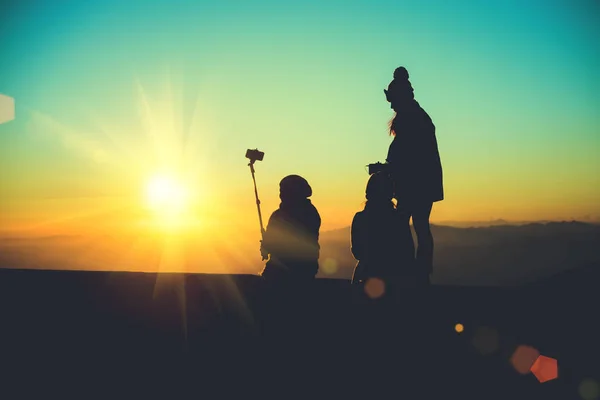 Pessoas Asiático viajar natureza. Descontrai. Campo de toque natural. ver o nascer do sol. No verão. Foto selfie com telefone celular — Fotografia de Stock