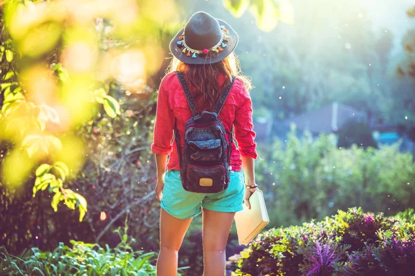 Mujer asiática viaje naturaleza. Relájate. Estudio leer un libro. Nature Education. En el parque público en verano . — Foto de Stock