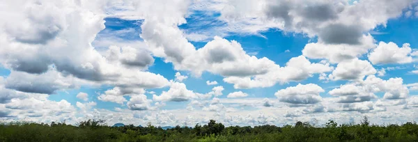 Fantásticas nubes blancas suaves contra el fondo azul del cielo. Al aire libre — Foto de Stock