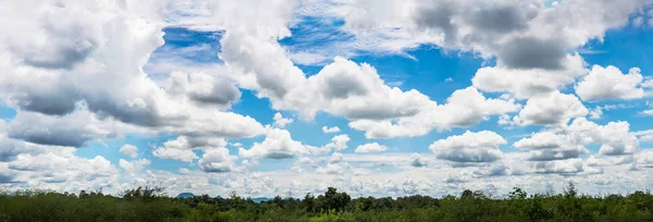 Fantastiska mjuka vita moln mot blå himmel bakgrund. På utomhusluften — Stockfoto