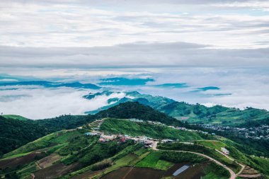Dağ manzaralı köy vadide sabah Asya Tropikal. Tayland