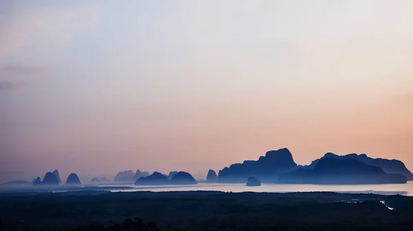 Souostroví Andamanské moře ranní atmosféra slunce stoupá. Asie a Thajsko — Stock fotografie