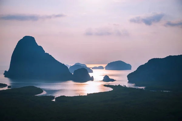 Souostroví Andamanské moře ranní atmosféra slunce stoupá. Asie a Thajsko — Stock fotografie