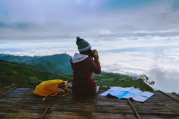 Mulheres Asiáticos viajar relaxar no feriado. Fotografar paisagem na Montanha. Tailândia — Fotografia de Stock