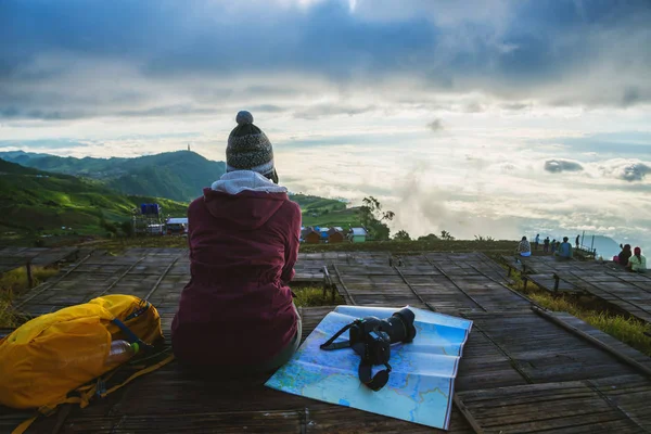 Mulheres Asiáticos viajar relaxar no feriado. Fotografar paisagem na Montanha. Tailândia — Fotografia de Stock