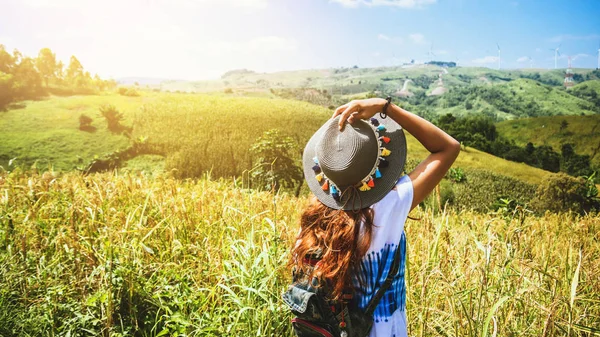 Mujer asiática viajar relajarse en las vacaciones. Stand toque natural campo de montaña verano. En Tailandia —  Fotos de Stock