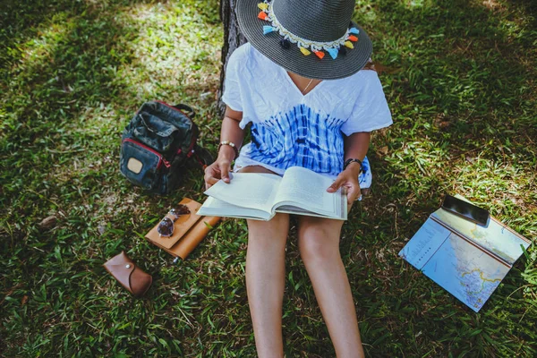 아시아 여성은 휴일에 휴식을 취합니다. 공부는 책을 읽는다. 책 을 읽고 산에 정원에서. 태국에서 — 스톡 사진