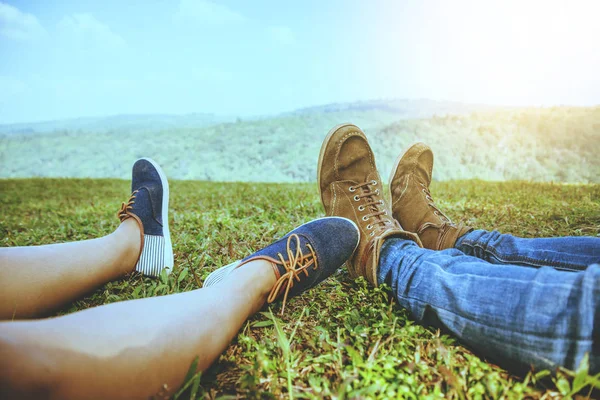 Casal mulher e homem viagem asiática relaxar no feriado. Durma relaxe no gramado na montanha. Na Tailândia — Fotografia de Stock