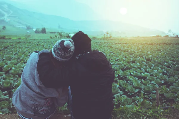 Amante pareja mujer y hombre Asiáticos viajar relajarse en las vacaciones. Feliz de viajar en las vacaciones. Durante el invierno brumoso — Foto de Stock