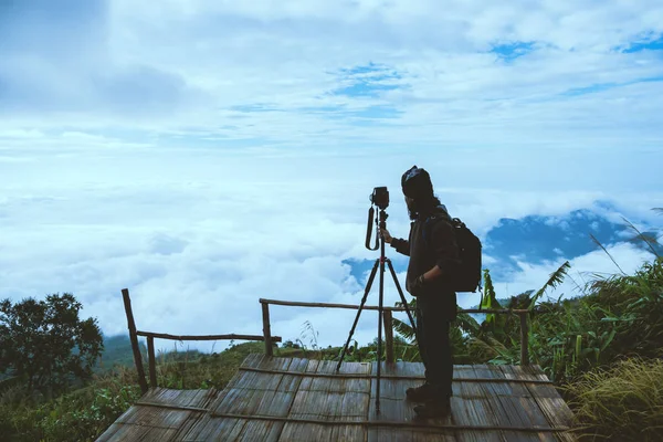Man Aziaten reizen ontspannen in de vakantie. Foto landschap op de berg. Thailand — Stockfoto