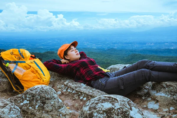 Asiatinnen reisen entspannt in den Urlaub. Blick auf die Bergnatur an den Klippen. — Stockfoto