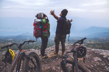  Asyalı sevgilisi kadın ve erkek Seyahat Doğa. Vahşi doğada bir bisiklet Wilderness binmek seyahat rahatlayın. Kayalık bir uçurumun üzerinde duruyor. Tayland 