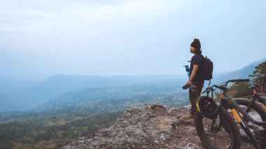 Asyalı insan doğaseyahat. Vahşi doğada bir bisiklet Wilderness binmek seyahat rahatlayın. Hatta dur. Tayland 