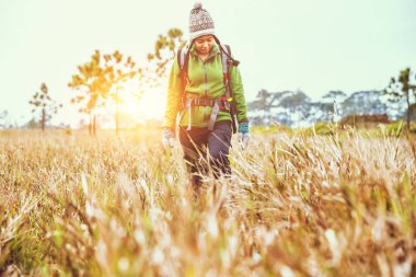 Asyalı kadın seyahat doğa. Seyahat rahatlayın. Sırt çantası ormanda çayır üzerinde yürümek. Tayland