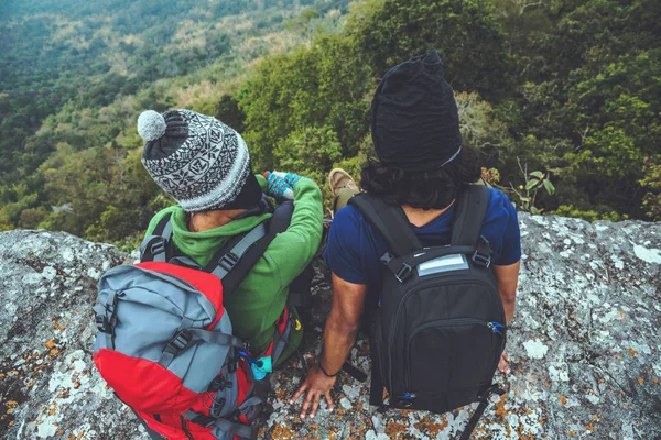 Asiatico amante donna e uomo viaggio natura. Viaggia rilassati. Siediti e guarda la vista sulle montagne. Su una scogliera sulla montagna. escursioni in montagna. Tailandia — Foto Stock