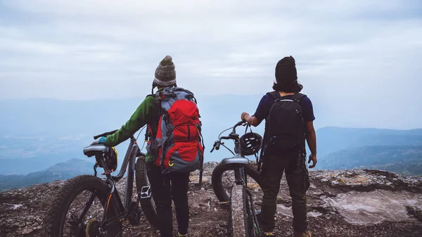  Asyalı sevgilisi kadın ve erkek Seyahat Doğa. Vahşi doğada bir bisiklet Wilderness binmek seyahat rahatlayın. Kayalık bir uçurumun üzerinde duruyor. Tayland 