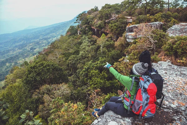 Asiático amante mulher e homem viajar natureza. Descontrai. assistir vista montanha. Em um penhasco na montanha.caminhadas em montanhas, Tailândia — Fotografia de Stock