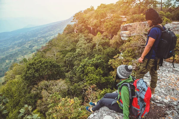 Asiático amante mulher e homem viajar natureza. Descontrai. assistir vista montanha. Em um penhasco na montanha.caminhadas em montanhas, Tailândia — Fotografia de Stock