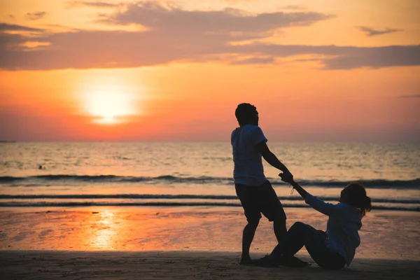 Gli amanti asiatici coppia felice e divertirsi tenendosi per mano. Viaggi spiaggia vacanze estive . — Foto Stock