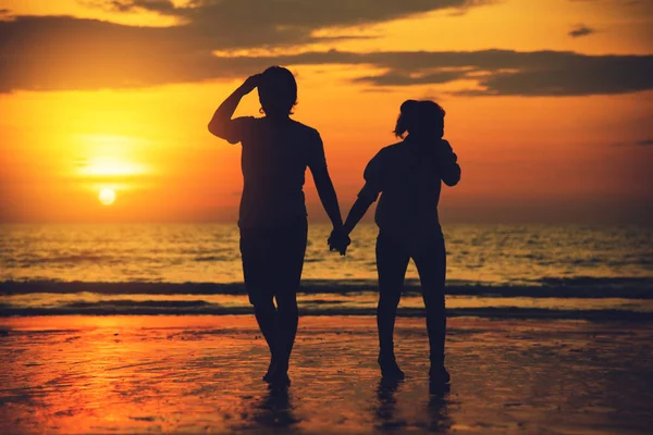 Asiatico amanti coppia felice su il spiaggia con un bello tramonto in sfondo uomo lifting il donna . — Foto Stock