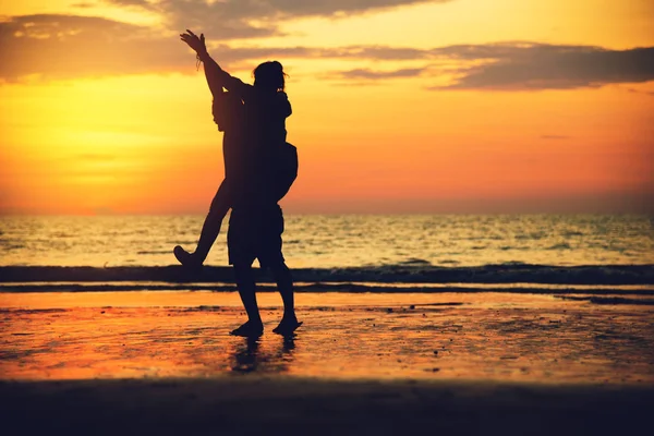 Азиатские влюбленные пара счастливы на пляже с красивым закатом в фоновом режиме мужчина поднимая женщину . — стоковое фото