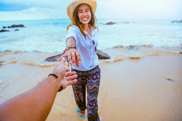 Ασιατικές εραστές ζευγάρι ευτυχισμένο το ταξίδι της φύσης στην παραλία. Ένα ζευγάρι που τρέχει σε μια αμμώδη παραλία. Τα ταξίδια χαλαρώνουν το καλοκαίρι — Φωτογραφία Αρχείου