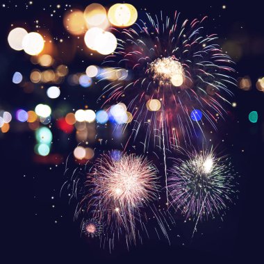 Siluetleri güzel tatil ile havai fişek. Yeni Yıl havai fişek; Tebrikler ve Yeni Yılı kutlamak.