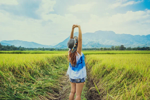 아시아 여성 여행 휴가에 휴식. 자연 터치 산악 필드를 서. 태국 — 스톡 사진