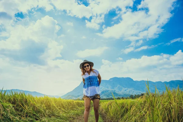 Asiatische Frauen reisen entspannt in den Urlaub. stehen natürliche Berührung Bergfeld. Thailand — Stockfoto