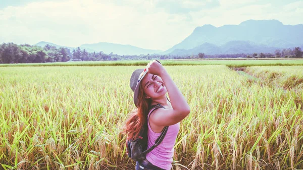 Asiatische Frauen reisen entspannt in den Urlaub. stehen natürliche Berührung Bergfeld. Frauen lächeln fröhlich. Thailand — Stockfoto