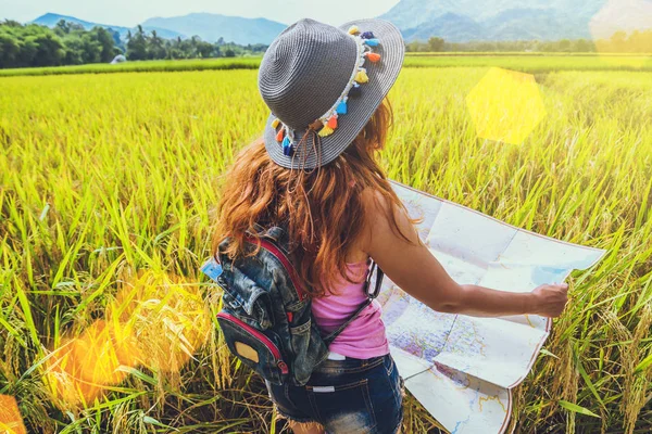 As mulheres asiáticas viajam relaxar nas férias. Expandir mapa de pesquisa Mountain field. Tailândia — Fotografia de Stock