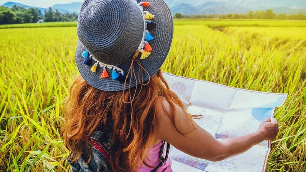 As mulheres asiáticas viajam relaxar nas férias. Expandir mapa de pesquisa Mountain field. Tailândia — Fotografia de Stock