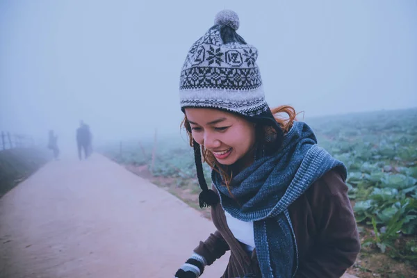 Asiatische Frauen entspannen sich im Urlaub. gerne in den Urlaub zu reisen. im nebligen Winter — Stockfoto