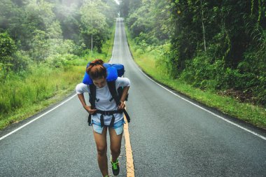 Asyalı kadınlar tatilde rahatlarlar. yolda