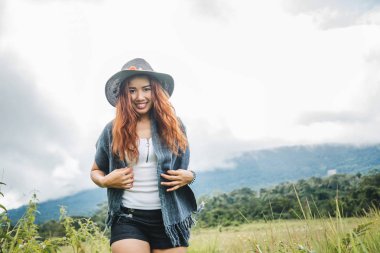 Asyalı kadınlar tatilde rahatlarlar. yeşil bir mera üzerinde.