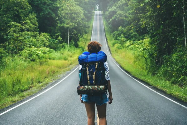 アジアの女性は休日にリラックス旅行します。道路上 — ストック写真