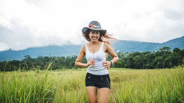 Asiatische Frauen reisen entspannt in den Urlaub. auf einer grünen Weide. — Stockfoto