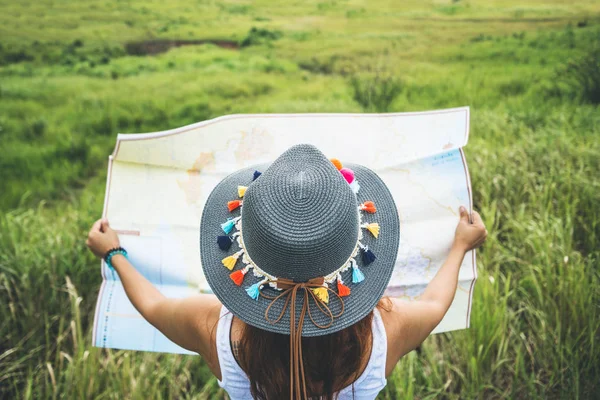 女の旅だアジアの女性地図旅行の性質を表示牧草地 — ストック写真