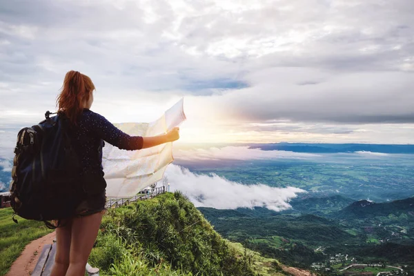 As mulheres asiáticas viajam relaxar nas férias. Em pé na montanha. Tailândia — Fotografia de Stock