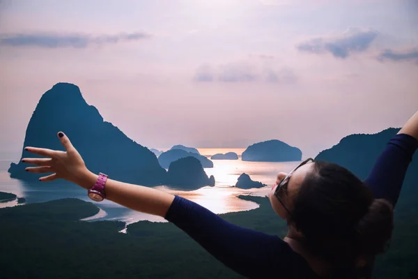 Las mujeres asiáticas viajan dormir relajarse. archipiélago Andamán mar Ambiente matutino amanece. Asia Tailandia — Foto de Stock