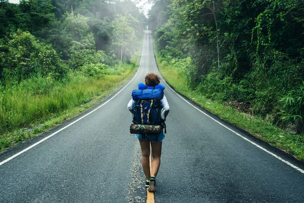 アジアの女性は休日にリラックス旅行します。道路上 — ストック写真