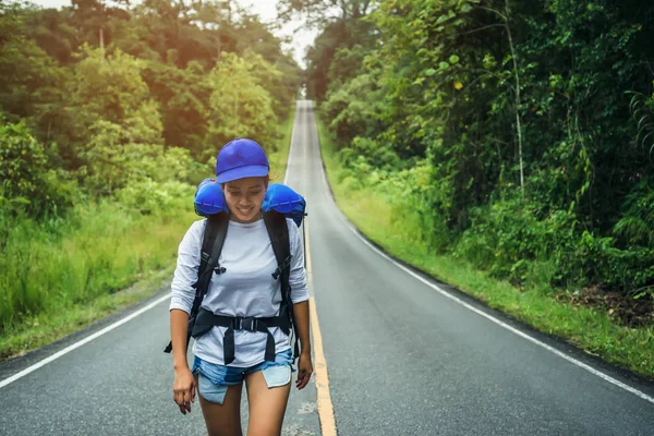 As mulheres asiáticas viajam relaxar nas férias. na estrada — Fotografia de Stock