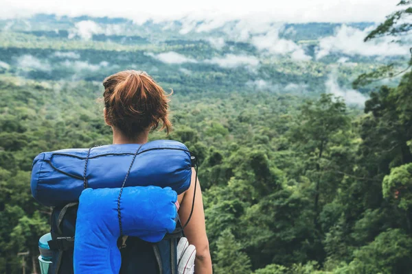 As mulheres asiáticas viajam relaxar nas férias. Em pé na montanha. Tailândia — Fotografia de Stock