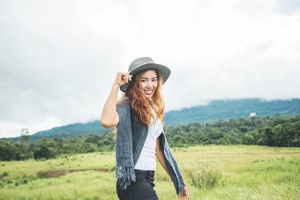 Asiatische Frauen reisen entspannt in den Urlaub. auf einer grünen Weide. — Stockfoto